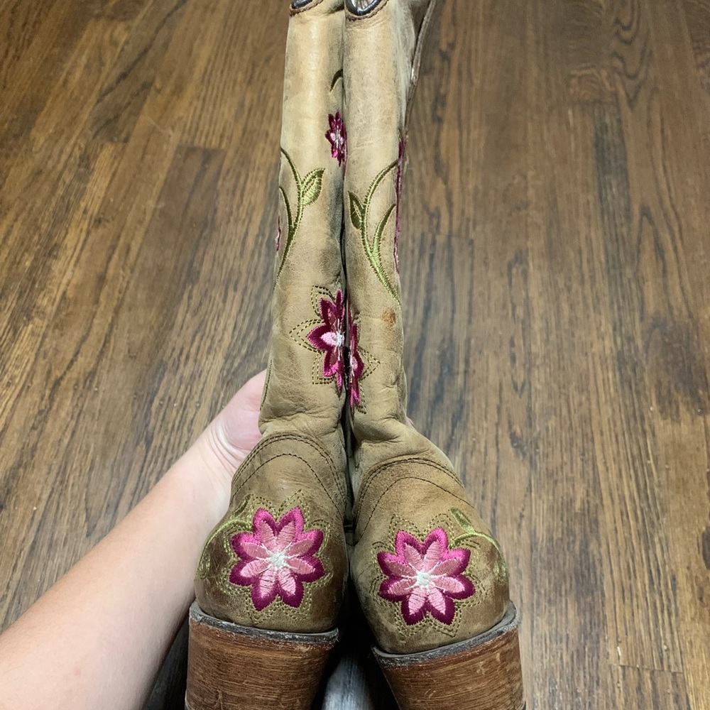 Embroidered Floral Circle G leather Cowgirl Boots - Picture 9 of 10